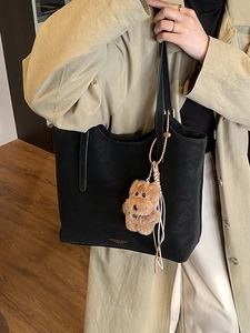 Grand sac cabas noir en daim avec lettrage doré et pendentif ours en peluche