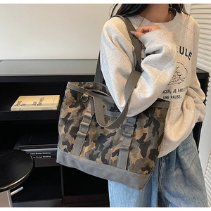 Détail du sac cabas camouflage avec boucles utilitaires et anneau en D pour camping