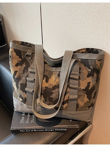 Grand sac fourre-tout extérieur en toile camouflage avec base renforcée sur sofa