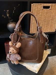 Vintage PU Leather Bucket Bag For Women Retro Shoulder Crossbody Bag With Bear Pendant Large Capacity Handbag Travel Bag