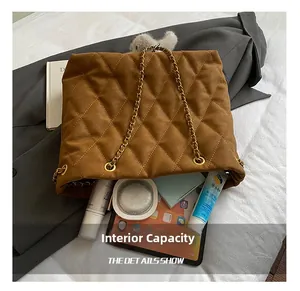 Ruim interieur van bruine gewatteerde shopper met tablet en cosmetische artikelen
