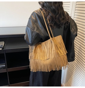 Borsa tote marrone scamosciata con lunghe frange portata a spalla in stile boho