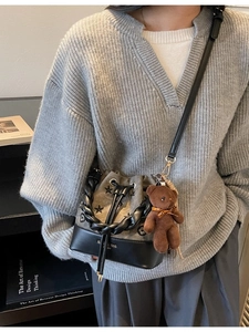 Bolso cubo chic en gris y negro con estampado de estrellas y colgante de osito