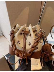 Bolso saco retro de lona con bordado de estrellas, ribetes de cuero y oso