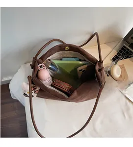 Vue intérieure d'un grand sac cabas en daim marron montrant sa grande capacité de rangement