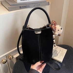 Bolso Cubo De Aspecto De Gamuza Vintage Para Mujer Bolso Bandolera De Moda Con Costuras En Contraste Y Colgante De Oso De Peluche Bolso De Hombro Retro