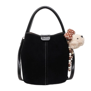 Bolso cubo de ante negro con ribetes de cuero y colgante decorativo de felpa