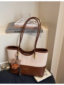 Borsa tote patchwork retrò beige e marrone con ciondolo a forma di orsetto carino