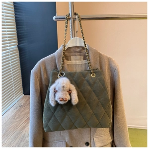 Detail van groene gewatteerde shopper met gouden ketting en pluche bedeltje