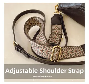 Gros plan sur la bandoulière tissée réglable avec motifs géométriques et boucles dorées