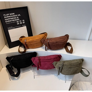 Cinq sacs à bandoulière en velours côtelé de couleurs variées avec fermetures tissées