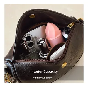 Vue détaillée de l'intérieur spacieux d'un sac à bandoulière en cuir marron foncé