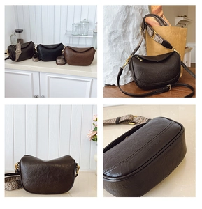 Détails de textures plissées vintage, sangle jacquard et ferrures dorées du sac bandoulière