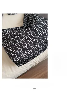 Gros plan du tissu en toile léopard montrant la texture douce et les détails tissés
