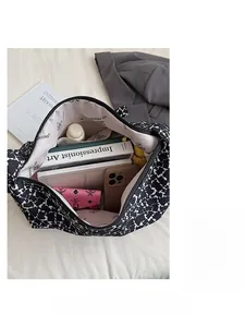 Vue de dessus de l'intérieur du grand sac fourre-tout avec compartiments et objets du quotidien
