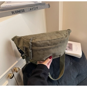 Détail du sac de poitrine en velours côtelé vert armée avec tirette tressée