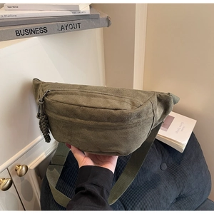 Détail du sac banane en velours côtelé vert olive avec fermeture éclair et cordon tissé