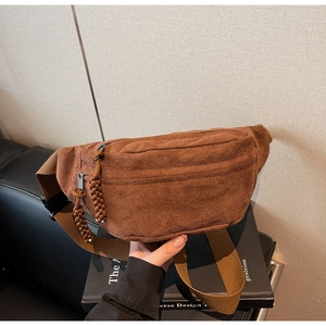 Détail du sac bandoulière en velours côtelé marron avec double fermeture éclair