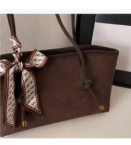 Détail du sac cabas tissé marron café avec foulard en soie imprimé sur l'anse