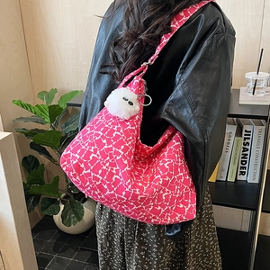 Détail du sac cabas fuchsia avec texture blanche et pendentif monstre en peluche blanc