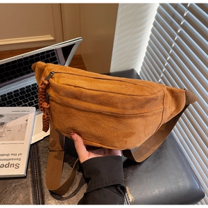 Détail du sac bandoulière en velours côtelé marron avec doubles fermetures éclair