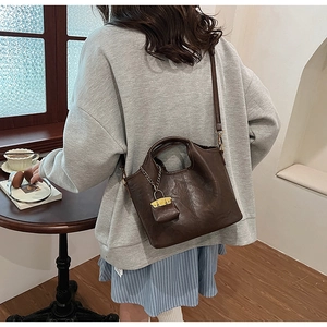 Détails du sac cabas vintage marron foncé en cuir synthétique souple avec breloque cadenas