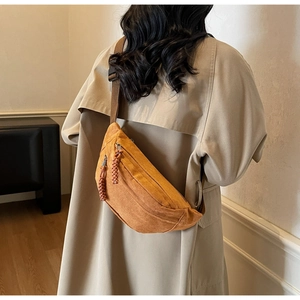 Détail du sac de poitrine en velours côtelé jaune avec double fermeture éclair et sangle