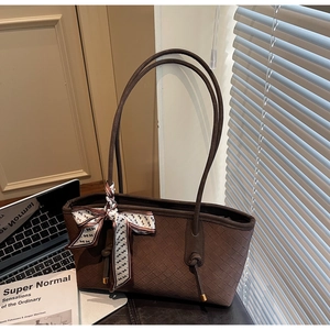 Détail du sac cabas marron foncé à texture tissée, foulard en soie et finitions dorées