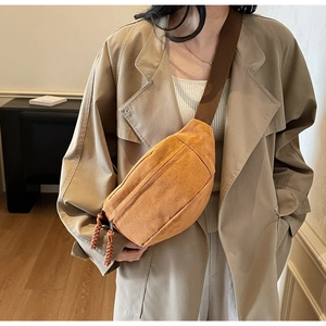 Sac banane en velours côtelé jaune gingembre porté par un mannequin pour le style