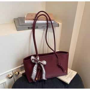Sac fourre-tout tissé bordeaux avec fines bretelles et détail décoratif de foulard en soie