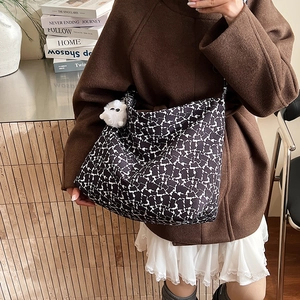 Grand sac cabas imprimé léopard avec pompon en peluche porté à l'épaule