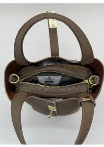 Vue intérieure du sac seau gris montrant la grande capacité et la pochette interne zippée