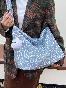 Grand sac cabas en toile bleu clair à motif floral avec bandoulière et peluche