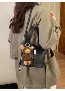 Borsa a secchiello in pelle martellata con ciondolo a forma di orsetto e chiusura argento