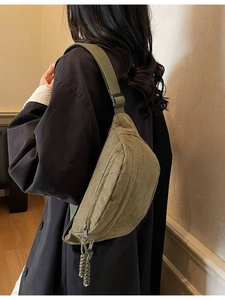 Sac de poitrine en toile vert olive avec bandoulière réglable et détails en paracorde
