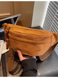 Sac de poitrine en velours côtelé caramel avec bandoulière réglable et détails zippés