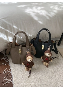 Sacs seau en cuir grainé noir et marron avec fermoir doré et pendentifs ours