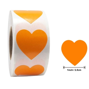 Autocollants orange en forme de cœur rouleau 2,5cm pour décoration de cadeaux