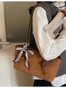 Sac cabas tissé marron pour femme avec foulard décoratif pour les déplacements quotidiens