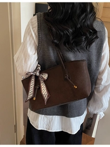 Sac fourre-tout marron tressé avec poignée nouée et foulard imprimé sur l'épaule