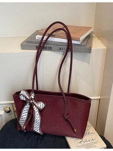 Sac cabas bordeaux à texture tissée avec fines bretelles et foulard en soie décoratif