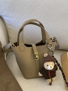 Sac seau beige minimaliste avec poignée, bandoulière et adorable breloque ours en peluche
