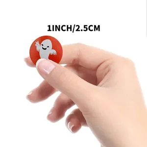 Pegatina de Halloween de 2,5 cm con fantasma lindo sobre fondo rojo para regalos