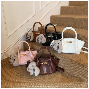 Vue détaillée de sacs à main plissés en cuir en cinq couleurs avec pendentifs lapin