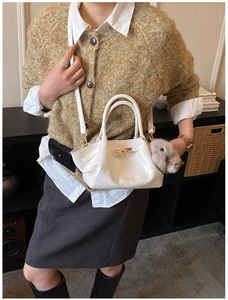 Détail du sac à main blanc en cuir PU avec fermoir doré et accessoire de charme en peluche