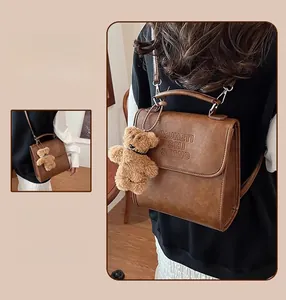 Dettaglio dello zaino marrone vintage con quattro stili di trasporto versatili