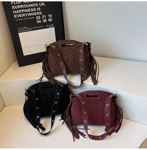 Détail de sacs seaux à motif léopard en trois couleurs avec de longues franges