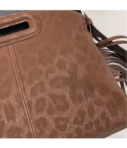 Détails du sac seau à imprimé léopard marron avec franges bohèmes et texture suède