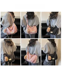 Detailansicht der großen Segeltuchtasche mit Schleifenmuster und Plüschbär-Anhänger Zubehör
