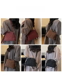 Détails des sacs seaux avec imprimé léopard et pompons avec bandoulière réglable